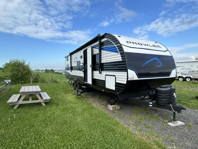 Prêt-à Camper Camping Domaine Champêtre Terrain # C63 Roulotte Heartland Prowler Lynx 3005QBX 2025